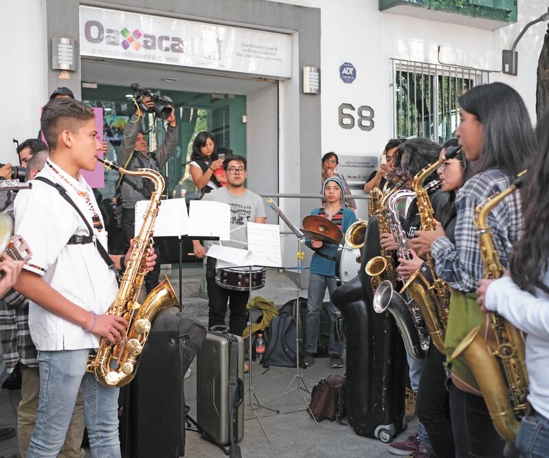 En la Ciudad de México, jóvenes dedicados a la música interpretaron canciones tradicionales, mientras clamaban justicia afuera de las oficinas de la representación de Oaxaca en la colonia Anzures. GRACIELA LÓPEZ. CUARTOSCURO