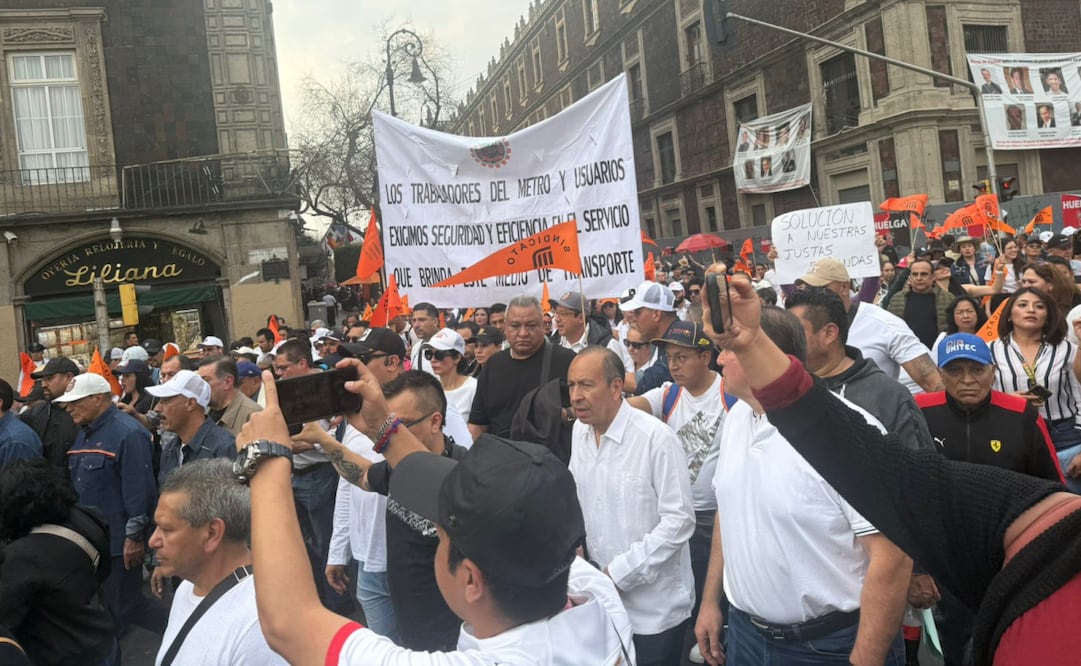 Arriban trabajadores del Metro al Zócalo capitalino.
Aseguran que no hay respuesta ni interés del gobierno capitalino por mejor el servicio del Sistema de Transporte Colectivo.
FOTO: CARLOS MEJIA/EL UNIVERSAL