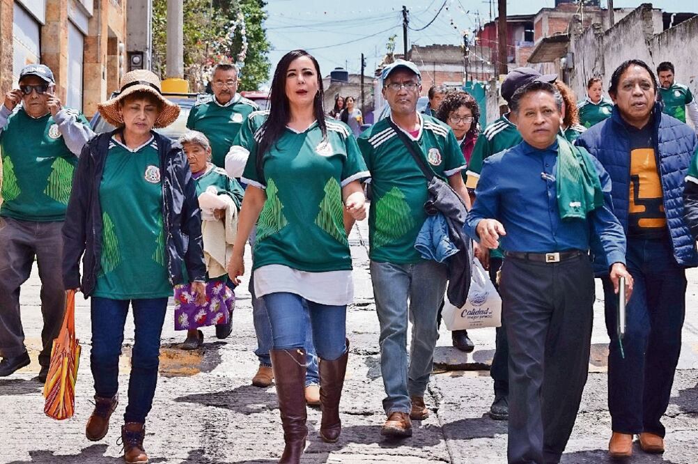 Paty Durán se reunió con vecinos de Santa Cruz del Monte y Satélite para ver el partido de México. Foto: REBECA JIMÉNEZ. EL UNIVERSAL