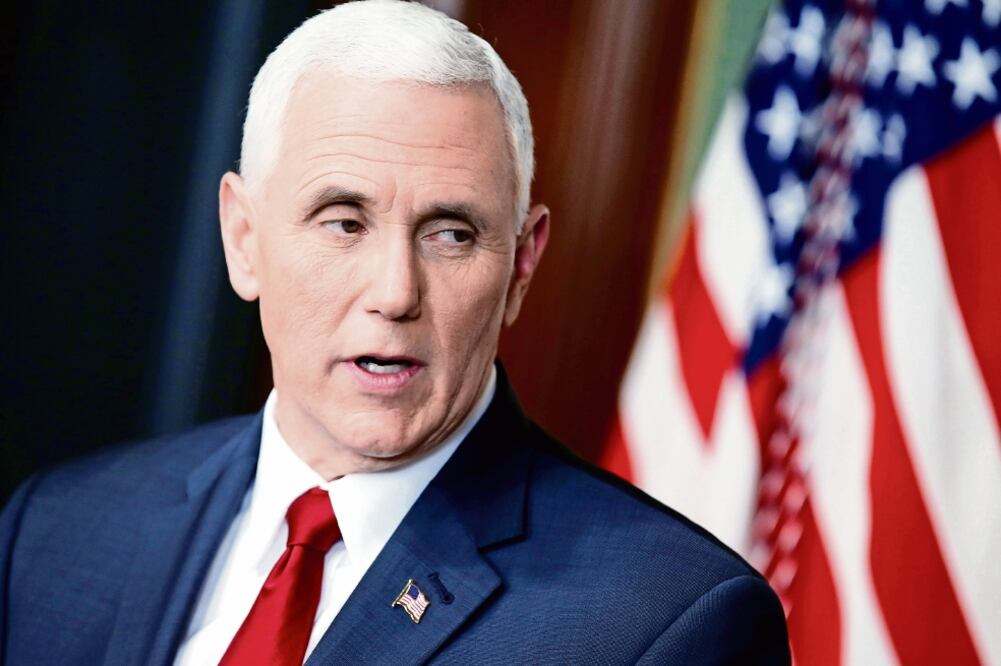 El vicepresidente Mike Pence ayer, tras tomar juramento a Ryan Zinke como secretario de Seguridad Interior (JOSHUA ROBERTS. REUTERS)