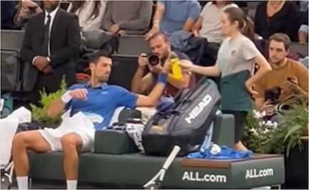 VIDEO: Novak Djokovic recibe misteriosa bebida de la tribuna que le ayudó a superar a Tsitsipas 