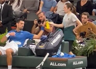 VIDEO: Novak Djokovic recibe misteriosa bebida de la tribuna que le ayudó a superar a Tsitsipas