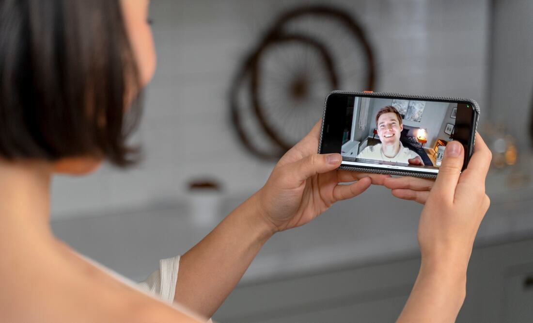 Descubre cómo activar los filtros en videollamadas de WhatsApp. Foto: Freepik