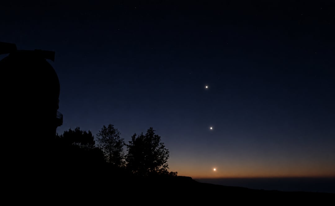 Conoce estas recomendaciones para poder observar el desfile de planetas de junio de 2026 desde México. Foto: Creada con IA (ChatGPT)