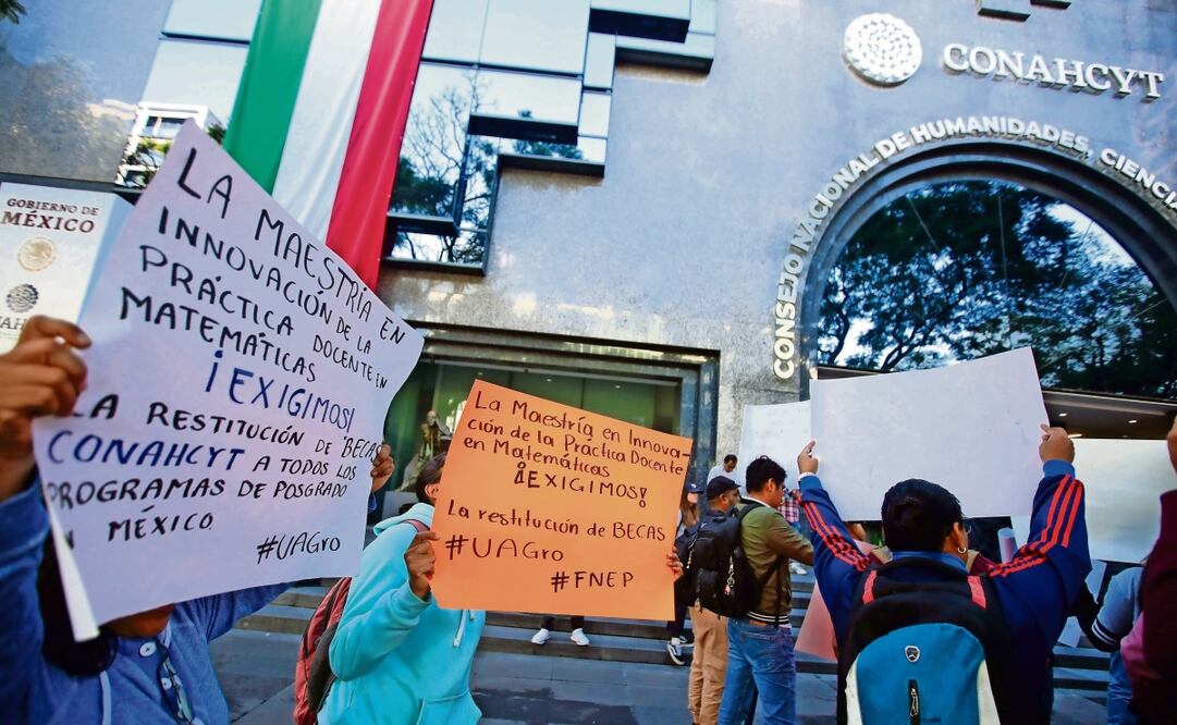 Protesta de jóvenes científicos ante el Conahcyt por recorte en el número de apoyos para becas de investigación. Foto: Archivo | El Universal