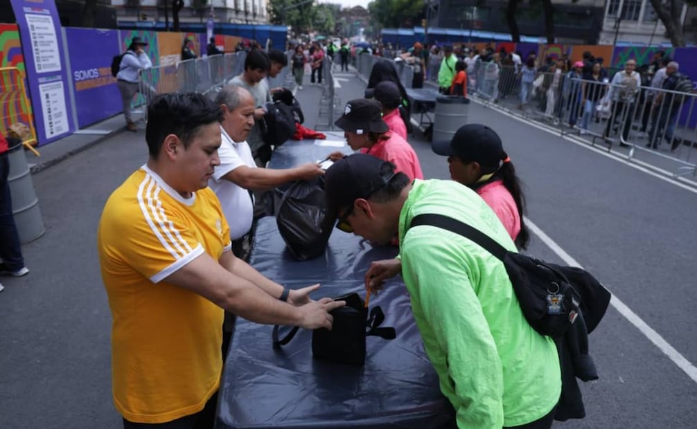 El personal encargado de realizar las revisiones de mochilas, bolsas y cangureras se encuentra más riguroso que en días previos. Foto: Fernanda Rojas / EL UNIVERSAL