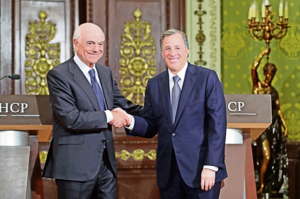 Francisco González, presidente del Grupo Financiero BBVA, saluda a José Antonio Meade, secretario de Hacienda, en Palacio Nacional (LUCÍA GODÍNEZ. EL UNIVERSAL)