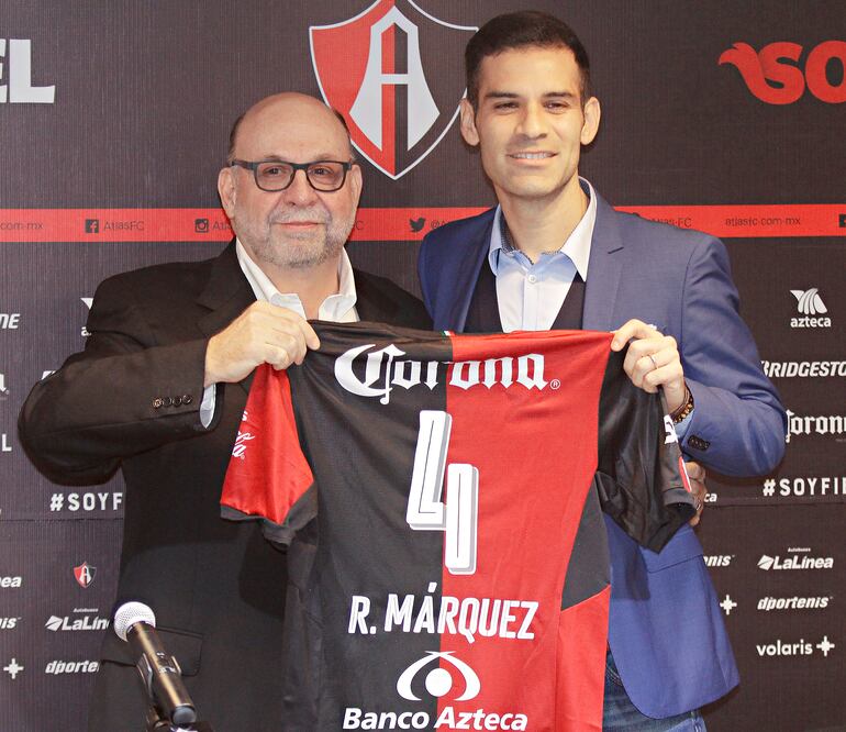 Rafael Márquez muestra la playera con el 4 en la espalda; Gustavo Guzmán, presidente del club, lo acompaña (ISMAEL RAMÍREZ. IMAGO7)