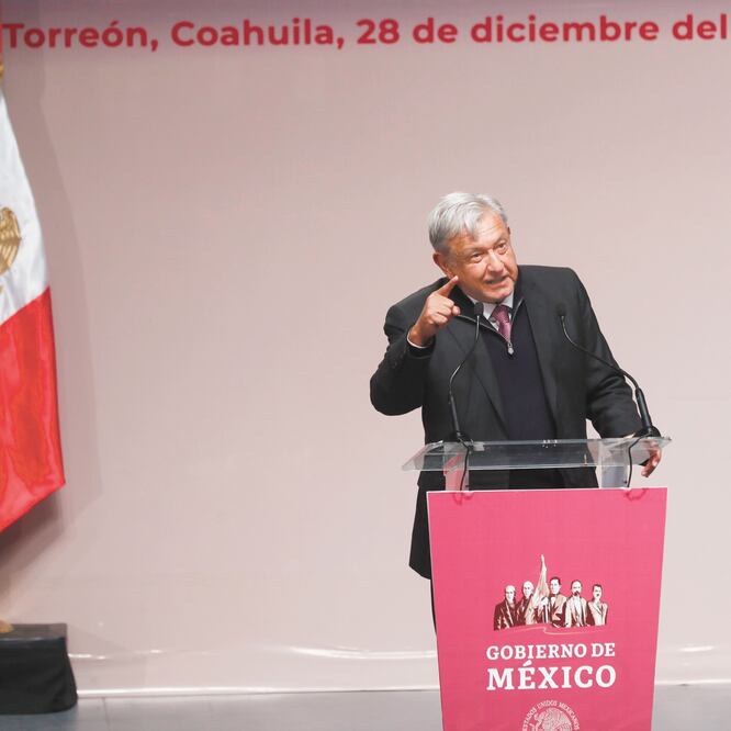 El presidente Andrés Manuel López Obrador en el Teatro Nazas, en Torreón, Coahuila, durante la presentación de los programas integrales para el desarrollo de la Laguna. YADÍN XOLALPA. EL UNIVERSAL