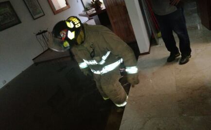 Bomberos participan en labores de rescate tras intensa lluvia