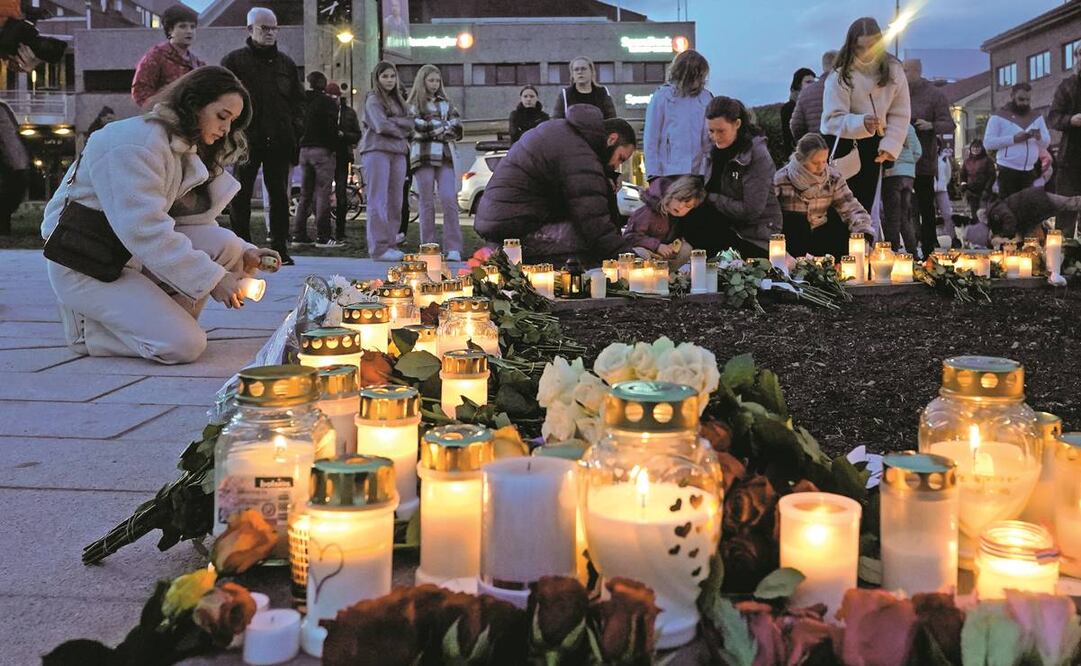 Personas homenajean a las víctimas de los ataques en Kongsberg, Noruega. Foto: Terje Pedersen/ EFE.