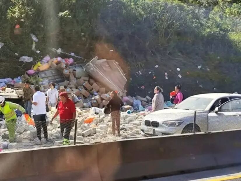 Pese al accidente en el que 3 personas perdieron la vida, hubo escenas de rapiña protagonizada por habitantes de la zona. (Foto: especial)