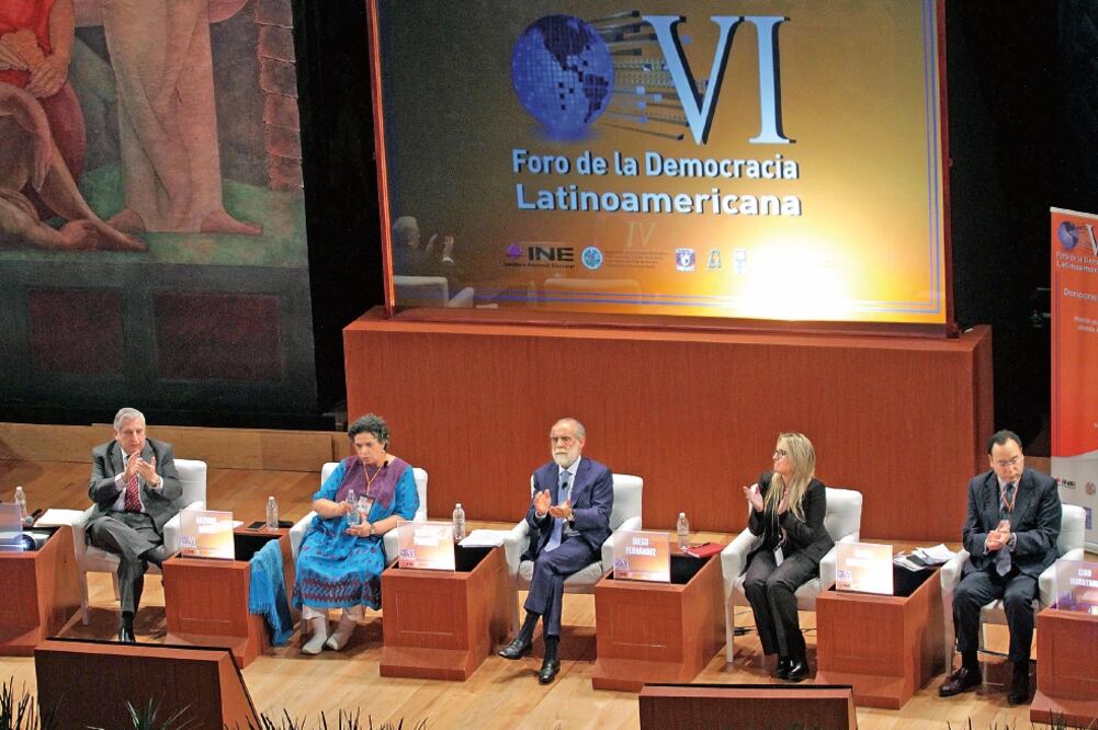 Diego Fernández de Cevallos, ex candidato presidencial del PAN (centro), afirma que las candidaturas independientes significan aire fresco a la política en el país, aunque también podría ser veneno para la democracia (CARLOS MEJÍA. EL UNIVERSAL)