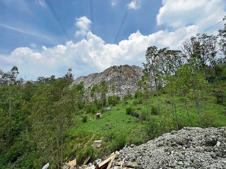 Toneladas de cascajo llegan al paraje boscoso de Los Venados Amorosos en la zona de Los Cipreses en Naucalpan. Foto: Rebeca Jiménez / El Universal