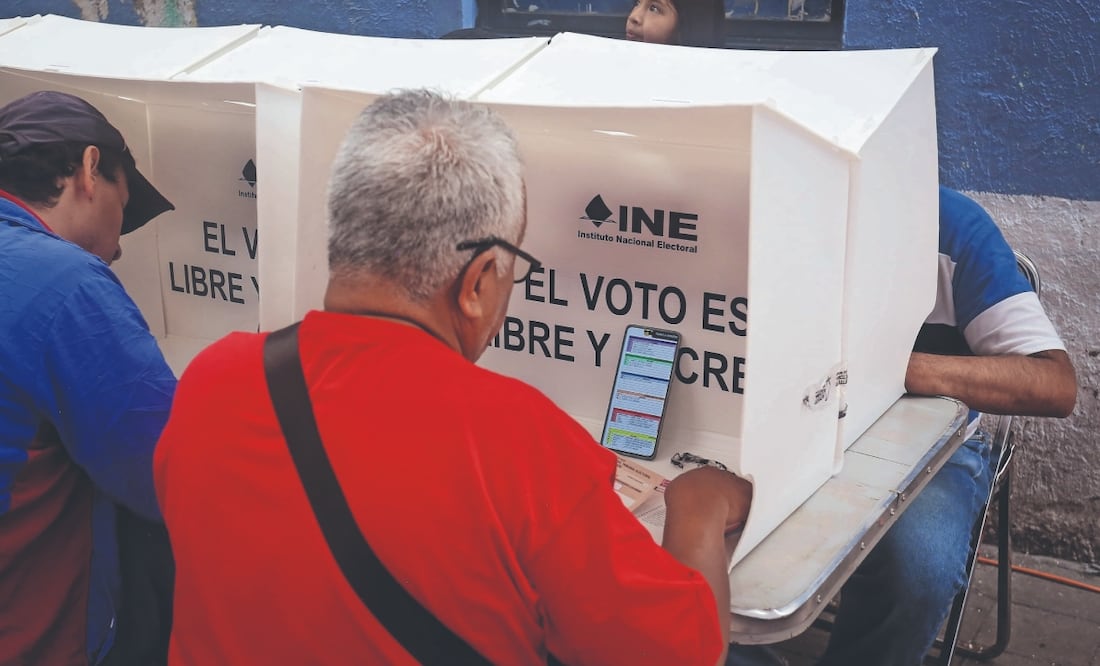 Durante la jornada electoral se evidenció el uso de acordeones en los que se indicaba cómo votar, aunque estas guías contenían como ejemplo los nombres de candidatos cercanos a Morena, la mayoría de los cuales terminaron siendo efectivamente electos. Foto: de Luis Camacho