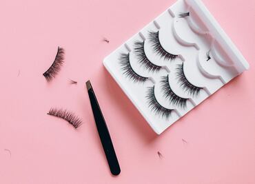 Cuáles son los riesgos de usar pestañas postizas y extensiones