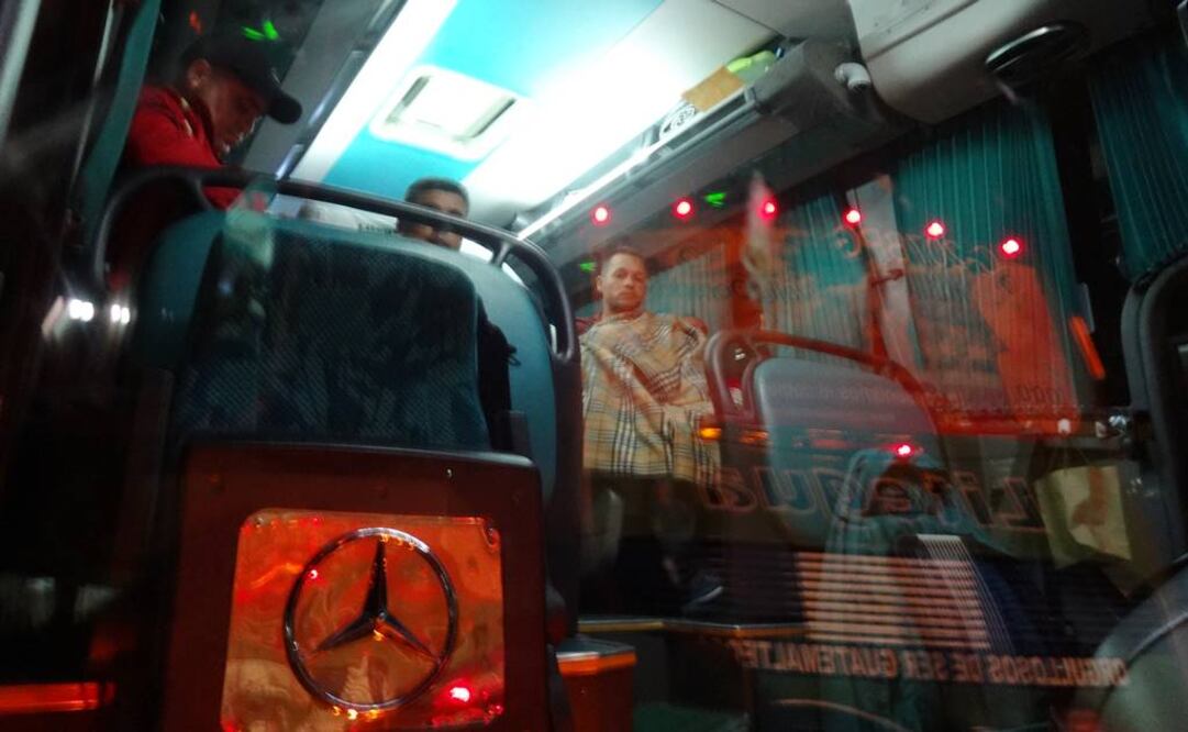 Al mando de choferes guatemaltecos, en cada autobús viajan 45 cubanos y un representante de una agencia de viajes de Costa Rica (Foto: José Meléndez - Enviado EL UNIVERSAL)