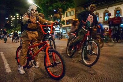 Hay nueva fecha para el Paseo Nocturno en bicicleta de Día de Muertos
