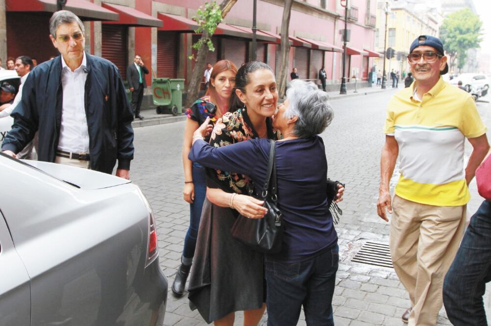 La jefa de Gobierno, Claudia Sheinbaum, a su llegada al Teatro Esperanza Iris para un balance a 100 días de gestión. (FRANCISCO ESTRADA. NOTIMEX)
