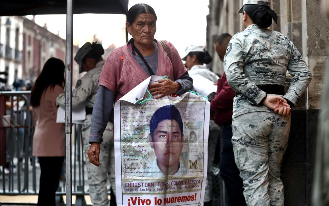Padres y madres de los 43 normalistas desaparecidos de Ayotzinapa acuden a una reunión con la presidenta Claudia Sheinbaum Pardo en Palacio Nacional en la Ciudad de México, el martes 27 de mayo de 2025. Foto: Gabriel Pano/EL UNIVERSAL
