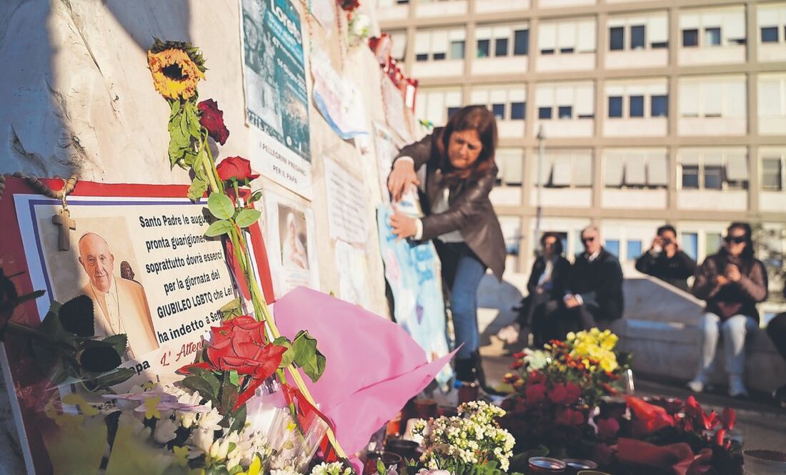 Un mensaje afuera del hospital Gemelli, donde está hospitalizado el papa Francisco en Roma. Foto: de Gregorio Borgia. AP