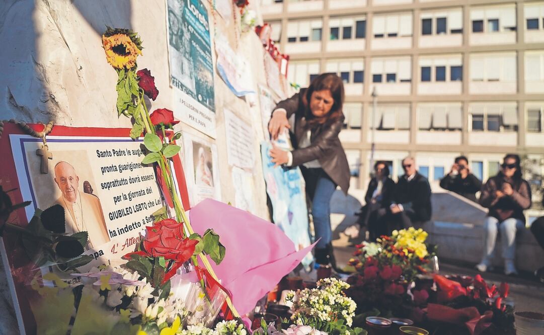 Un mensaje afuera del hospital Gemelli, donde está hospitalizado el papa Francisco en Roma. Foto: de Gregorio Borgia. AP