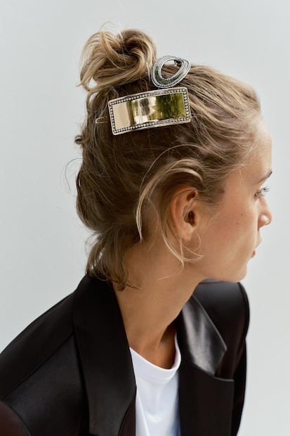 Esta temporada, los accesorios reaparecen con acabados más actuales. Foto: Zara