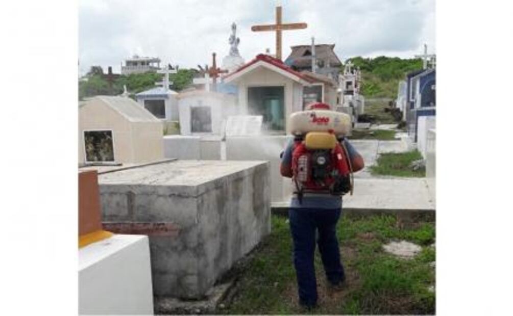 Fumigan y limpian panteones en Quintana Roo previo a Día de Muertos