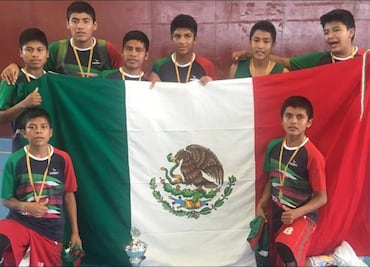 EPN felicita a niños triquis