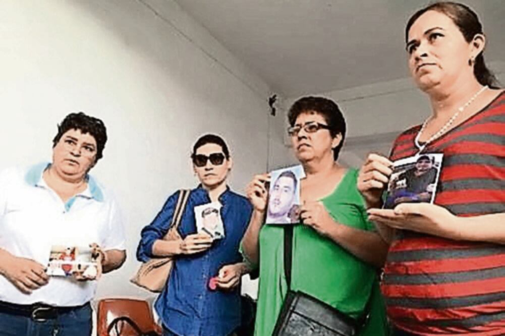Madres de los jóvenes desaparecidos sostienen fotografías de los jóvenes; se les perdió el rastro cuando regresaban del puerto de Veracruz hacia Playa Vicente (TOMADA DE FACEBOOK)