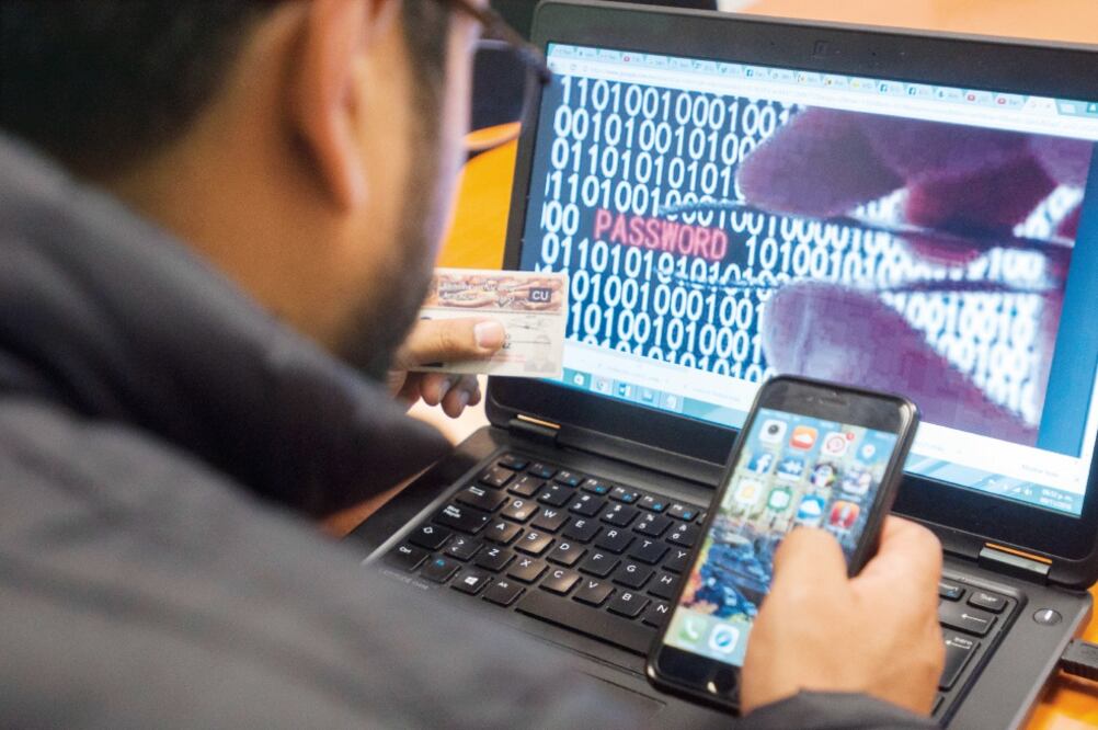 El Inai expuso que es necesario proteger la computadora, smartphone y tablet con antivirus y contraseñas que no se relacionen con datos personales (ARCHIVO EL UNIVERSAL)