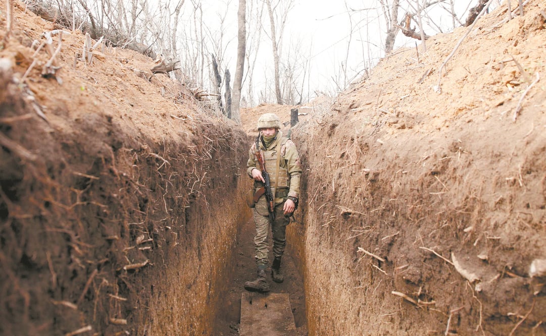 Un militar ucraniano, en una trinchera en la línea del frente con los separatistas respaldados por Rusia cerca de Krasnogorivka, en la región de Donetsk. Foto: Anatolii Stepanav/ AFP.