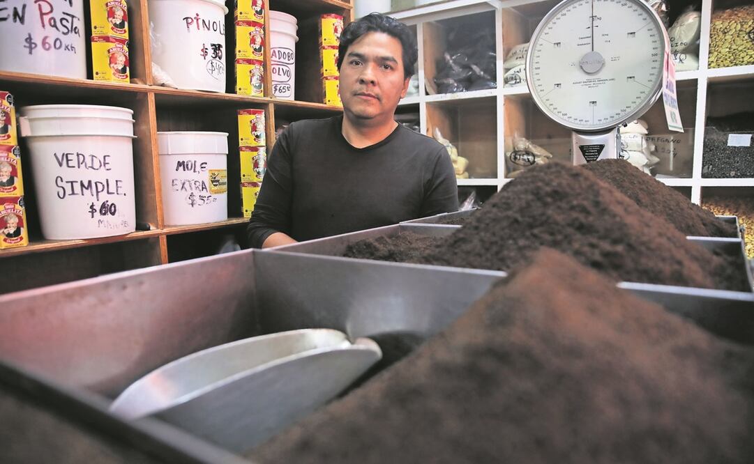 Entrevista con Ricardo Cabello productor de mole en su tienda Samara ubicada en la calle Cuauhtémoc número 32 en el pueblo de San Pedro Atocpan en la Alcaldía de Milpa Alta.Foto: Fernanda Rojas/ EL UNIVERSAL