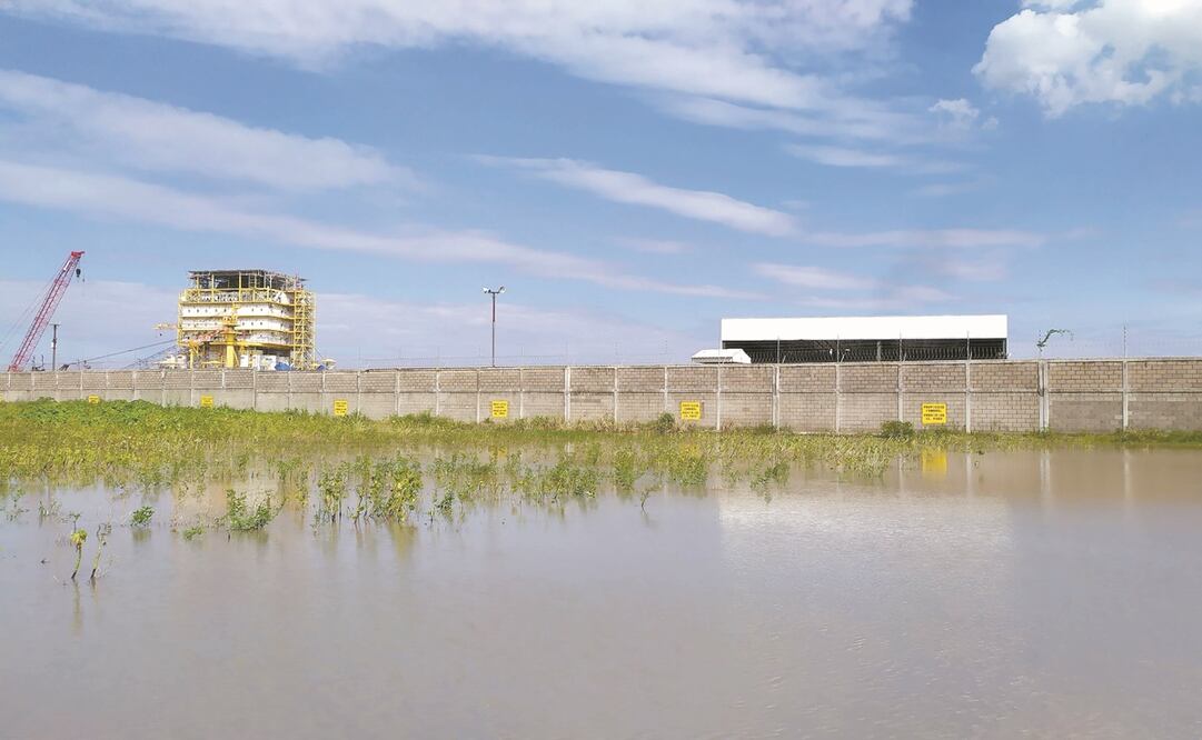 En Dos Bocas, municipio de Paraíso, Tabasco, se han registrado inundaciones porque con la construcción de la refinería se han bloqueado las salidas naturales del agua. Foto: LUMA LÓPEZ. EL UNIVERSAL