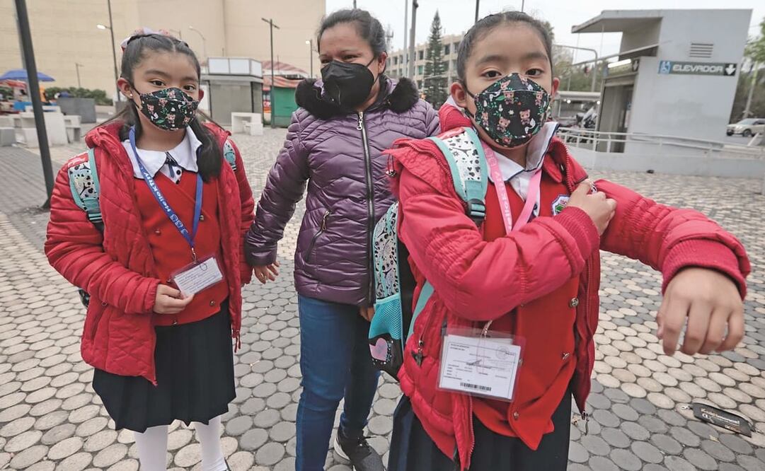 Lorena Arriaga lleva a sus gemelas a la primaria Revolución. El uso de cubrebocas se ha convertido en una normalidad