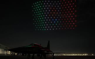 Drones iluminan Santa Lucía; México honra el 80 aniversario del regreso del Escuadrón 201