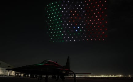 Drones iluminan Santa Lucía; México honra el 80 aniversario del regreso del Escuadrón 201