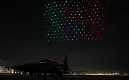 Drones iluminan Santa Lucía; México honra el 80 aniversario del regreso del Escuadrón 201