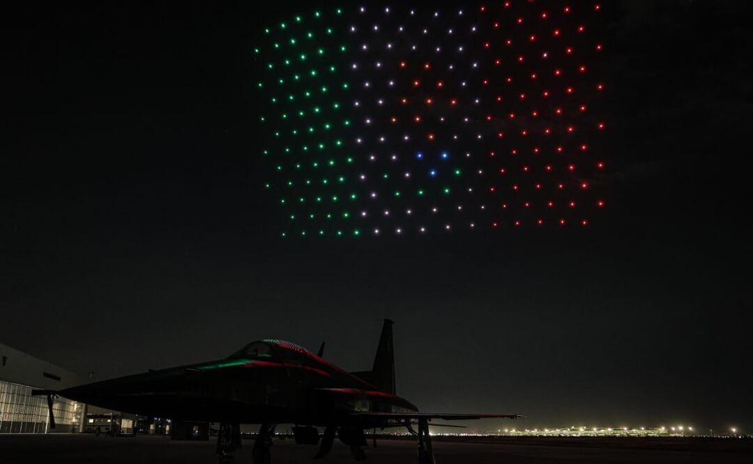 Espectáculo de drones en la Base Aérea Militar 1 en conmemoración de los 80 años del regreso del Escuadrón 201 (18/11/2025). Foto: Gabriel Pano / EL UNIVERSAL