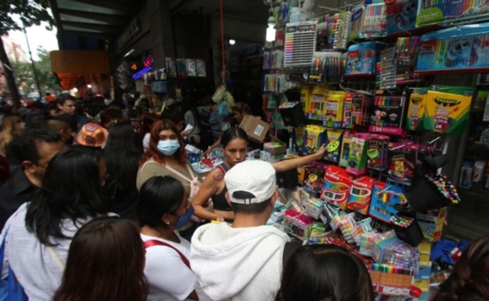 Familias abarrotan comercios por compras de pánico de útiles escolares para regreso a clases