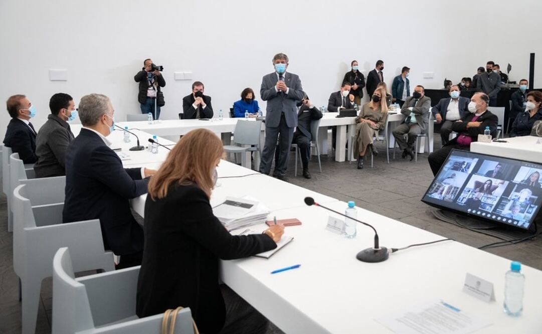 Imagen de una sala de Fragmentos fue utilizada para una mesa de conversaciones del gobierno de Iván Duque con representantes de varias iglesias. Foto: Especial