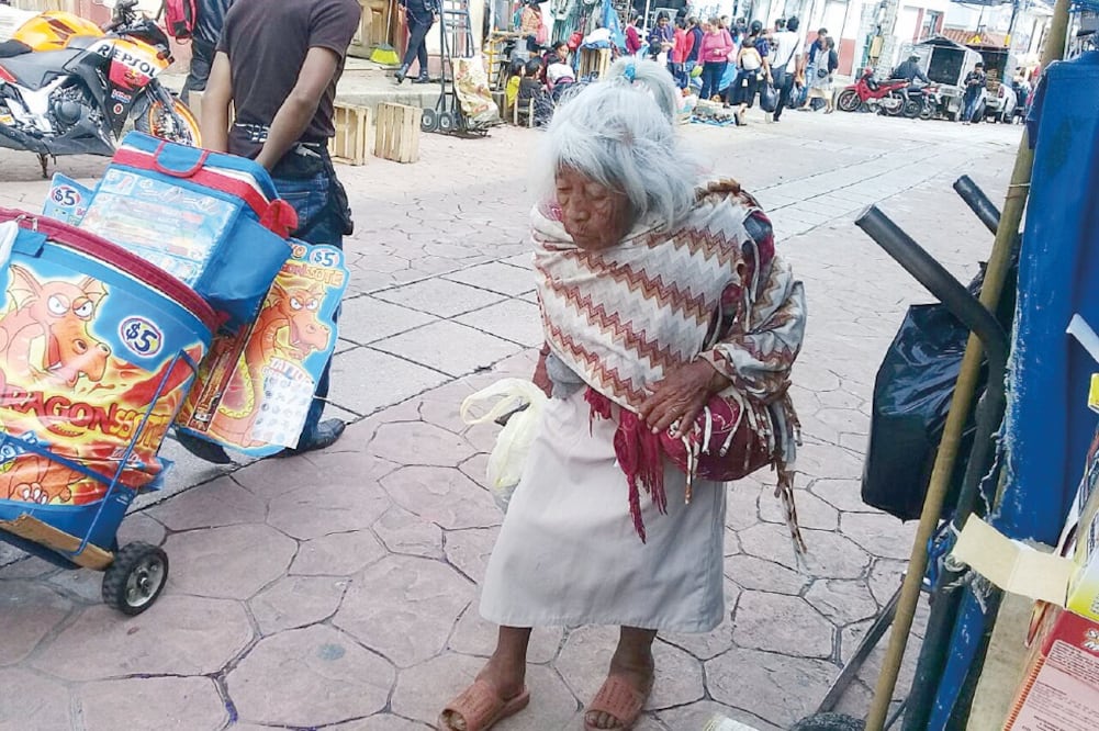 Pese a sus carencias, Rosita tiene disposición de cooperar y pide a la gente que ayude a los damnificados por el temblor, pues dice que "hay frío, hay hambre". FOTO: MARÍA DE JESÚS PETERS. EL UNIVERSAL