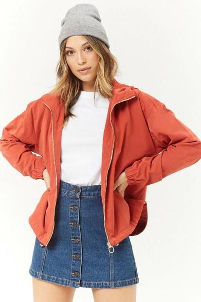 Yuya posa en Instagram con minifalda y escote