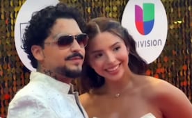 Premios Juventud: Ángela Aguilar y Christian Nodal sellan con un beso su presencia en la alfombra roja 