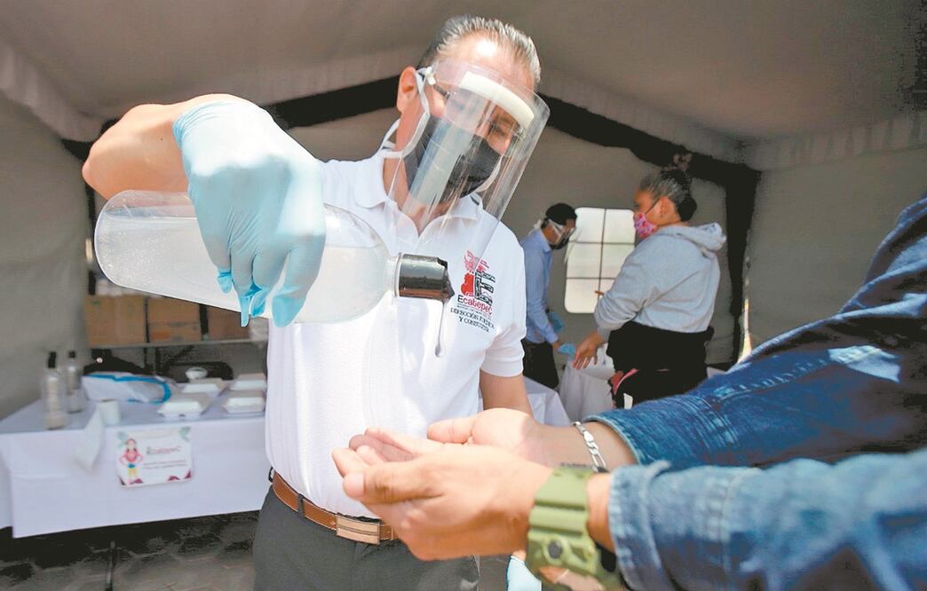 La brigada creada por el gobierno municipal repartirá gel antibacterial y enseñará el uso correcto del cubrebocas. Foto: EMILIO FERNÁNDEZ. EL UNIVERSAL