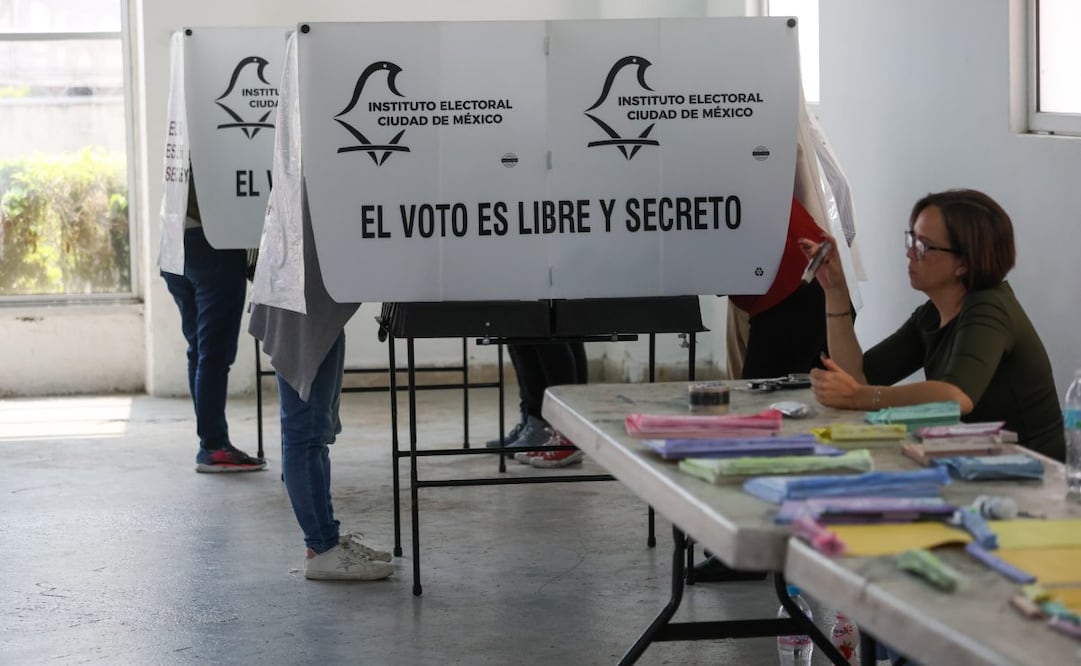 Varias personas acudieron sin saber quiénes eran los candidatos, qué cargos se elegían en sus estados, cómo se llenaban las boletas. Foto: Axel Sánchez/ EL UNIVERSAL