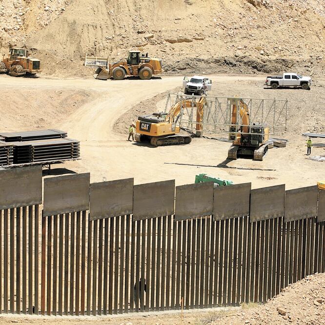 Desde el lado mexicano de la frontera con Estados Unidos se observa que la maquinaria pesada utilizada para levantar un muro en un terreno privado se encuentra parada. El alcalde de Sunland Park, Nuevo México dio la orden. JOSÉ LUIS GONZÁLEZ. REUTERS