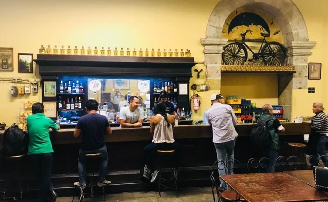 El lugar es famoso por la bicicleta que remata la parte alta de la barra y la historia de cómo llegó ahí. Foto: Facebook