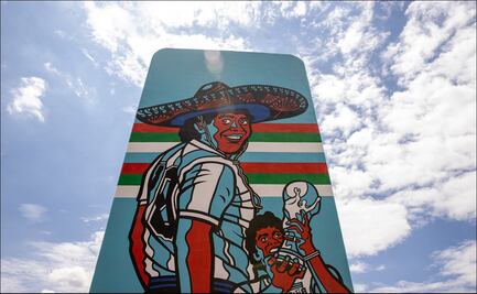 Con un mural en el Estadio Azteca, rinden homenaje a Maradona en México