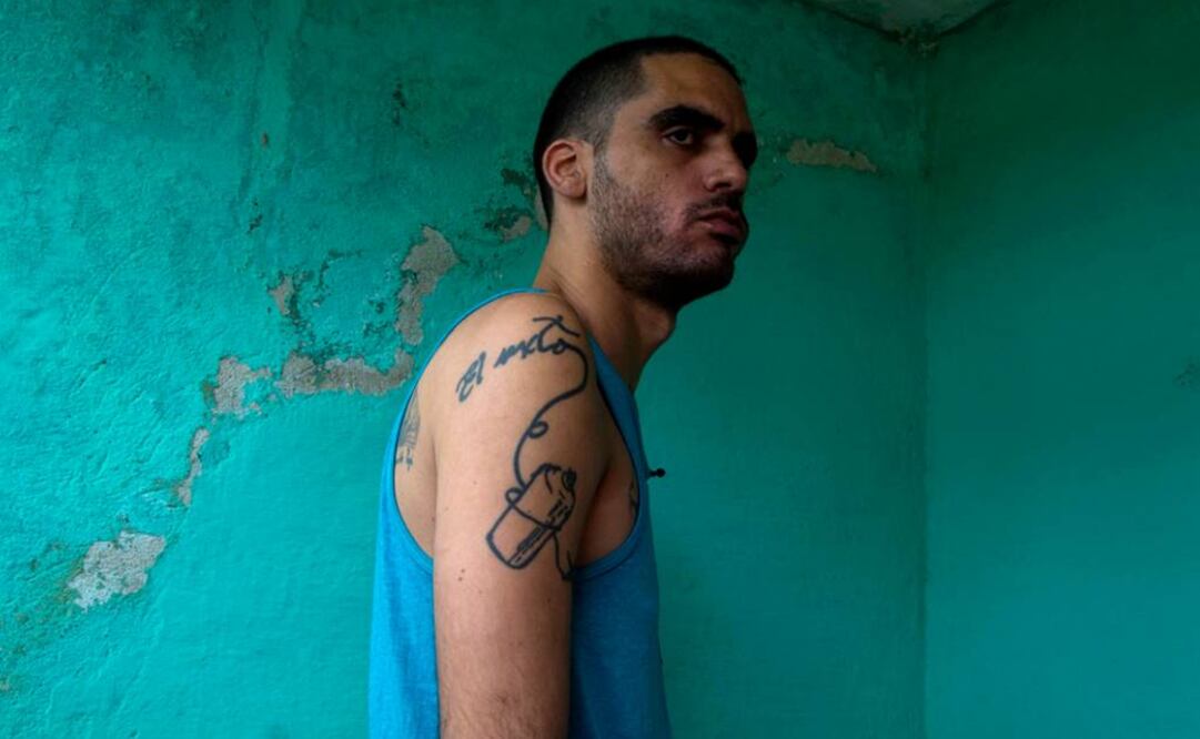 Danilo Maldonado, más conocido como El Sexto, en la entrada de su casa luego de salir de la cárcel, en La Habana, Cuba. (FOTO: AP)